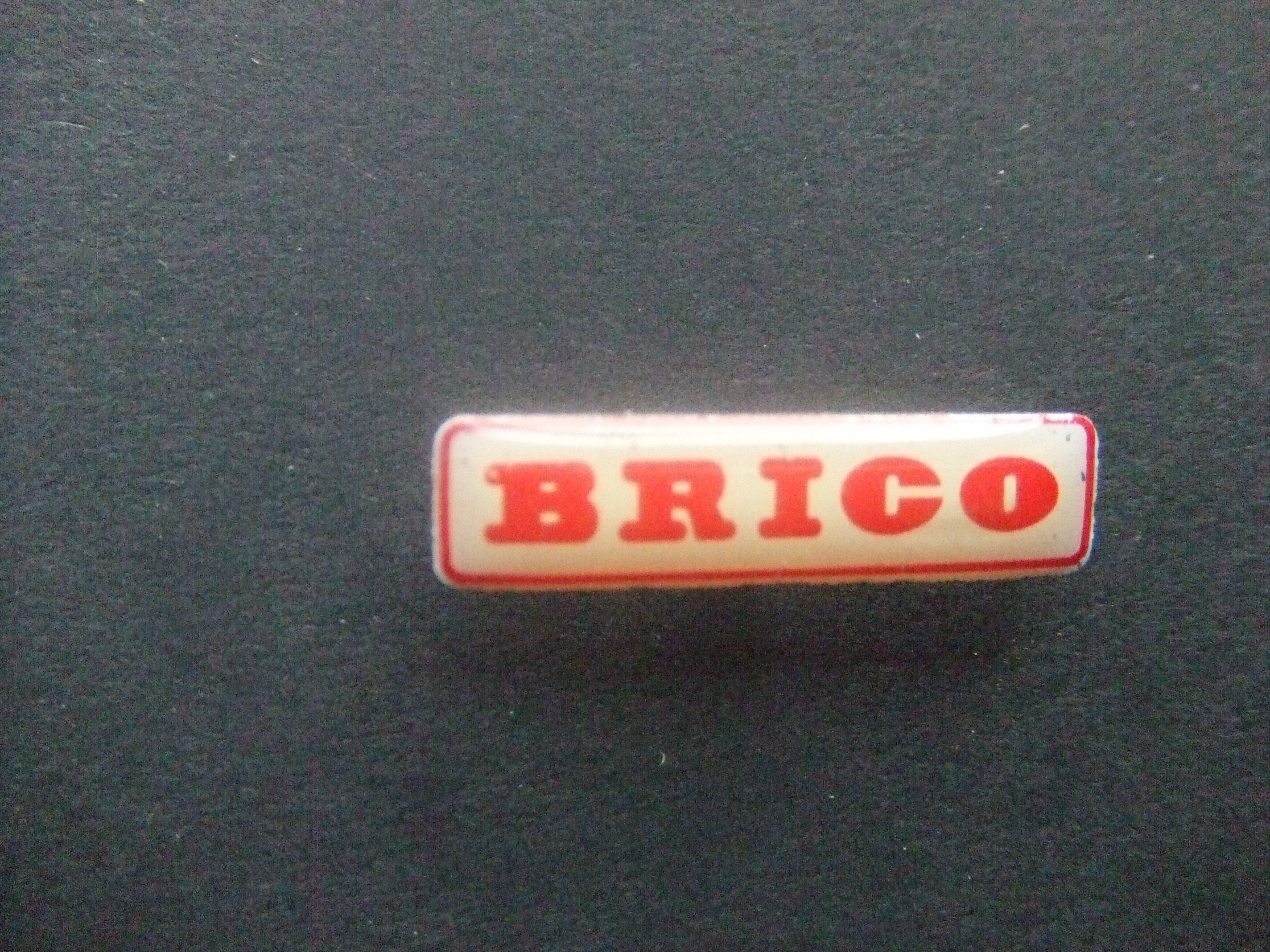 Brico supermarkt logo rode letters